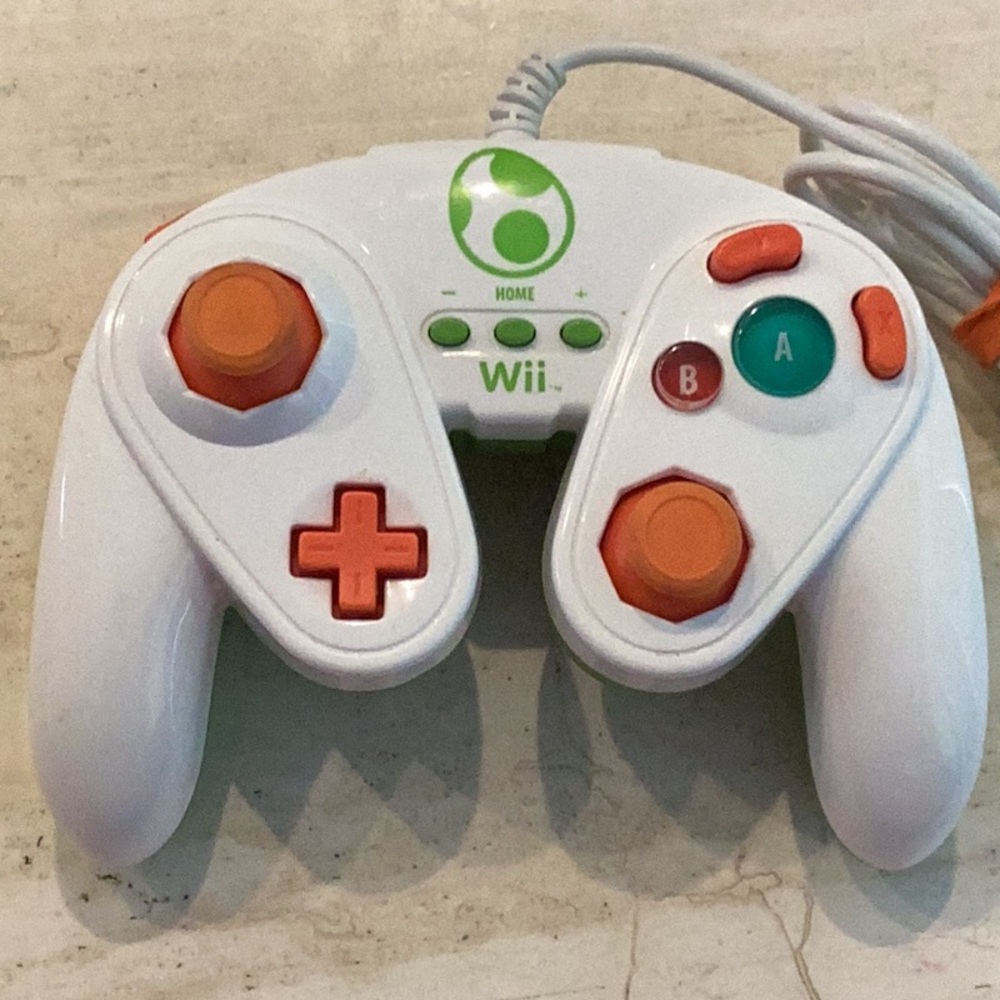 Yoshi Wired Fight Pad Controller Wii U & Wii - Picture 9 of 9